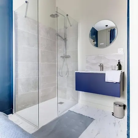 Laval Centre Apartment