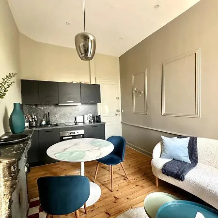 Laval Centre Apartment